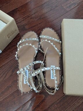 Steve Madden Travel Sandals size 8 Tan Beige Studded